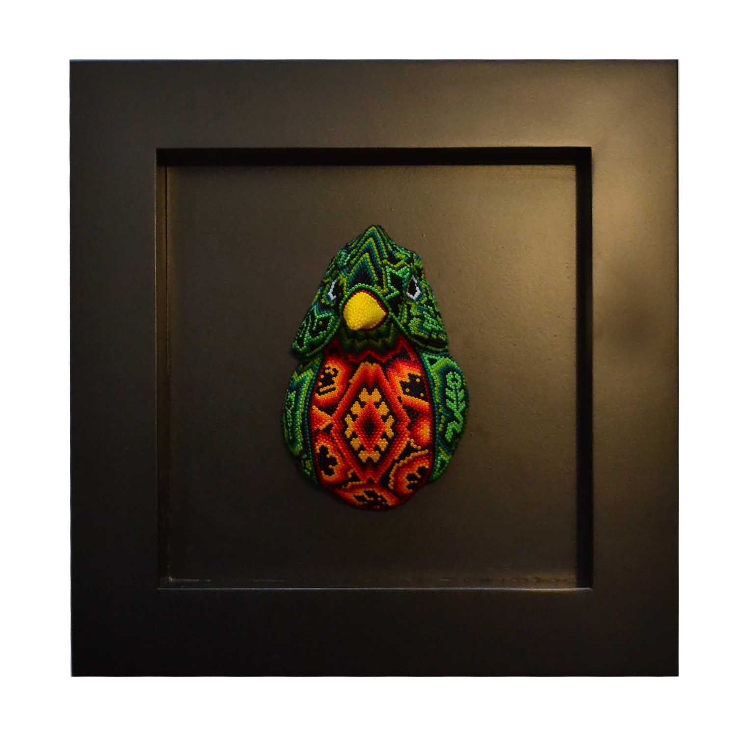 Quetzal avec arte huichol avec marco de madera