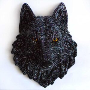 Cabeza de Lobo en Arte Huichol: Elegancia en Negro y Plateado para tu Pared