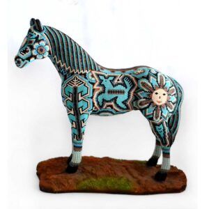 Caballo est intervenu avec arte huichol