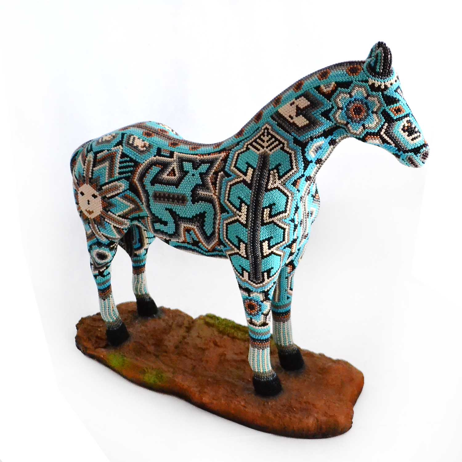 Caballo est intervenu avec arte huichol