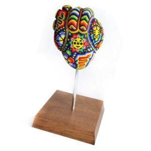Corazón de arte huichol avec base de bois