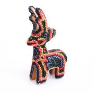 Venado en arte huichol de tonos sobrios – figura espiritual de la colección Voces del Silencio