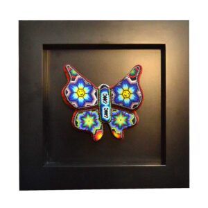 Mariposa de arte huichol, avec marco de madera