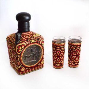 Don Julio 790 Edición Huichol con Tequileros: Tequila de lujo y arte ancestral en dorado, carmesí y negro