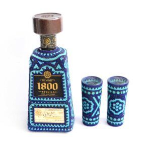 Tequila 1800 añejo con intervención de arte huichol