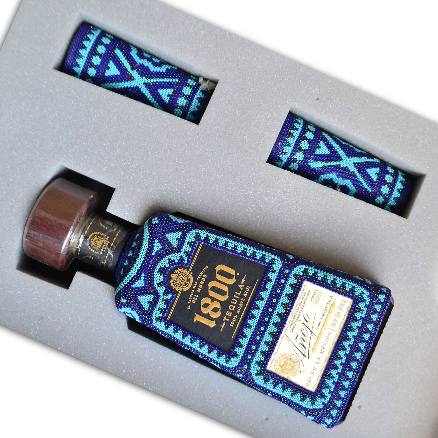 Tequila con arte huichol
