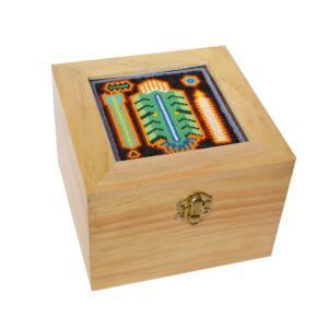 Cette élégante boîte en bois rend hommage à l'artisanat et au patrimoine culturel mexicains. Fabriquée en bois poli et résistant, elle arbore un magnifique panneau d'art huichol orné de perles chaquira aux couleurs chatoyantes. Chaque perle est soigneusement placée à la main, formant des motifs géométriques complexes et des symboles sacrés qui incarnent les traditions du peuple huichol. Les couleurs chatoyantes – rouge, bleu, jaune et vert – se mêlent en une mosaïque rayonnante, faisant de cette boîte à la fois un objet de rangement pratique et une œuvre d'art remarquable. Idéale pour ranger des bijoux, des souvenirs ou comme élément décoratif, cette boîte est un symbole d'authenticité et de savoir-faire artisanal. La texture brillante des perles chaquira contraste harmonieusement avec le cadre en bois lisse, offrant une expérience visuelle et tactile unique. Plus qu'un simple contenant, c'est une pièce maîtresse qui fait le lien entre les espaces de vie modernes et la sagesse ancestrale. Offerte en cadeau à une personne chère ou exposée chez vous, cette boîte en bois d'art huichol transmet élégance, fierté culturelle et beauté intemporelle. Chaque création est unique, garantissant ainsi que chaque pièce est différente. En posséder un, c'est préserver un fragment d'artisanat indigène tout en profitant d'un trésor artisanal de grande qualité.