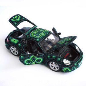 Porsche Cayman S intervenido con arte huichol – pieza de colección en tonos verdes