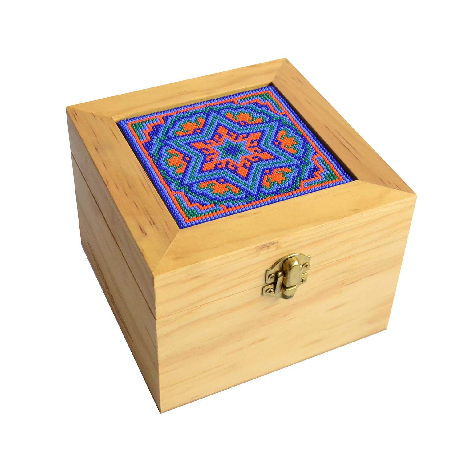 Cette boîte en bois est un hommage à l'artisanat mexicain.