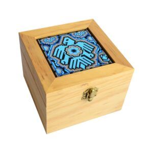 Cette boîte en bois est un hommage à l'artisanat mexicain.