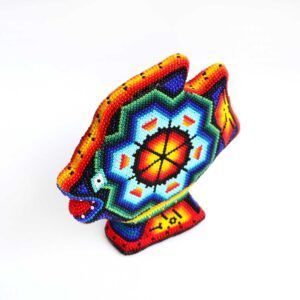 Courants sacrés : sculpture de poisson d'inspiration huichol”