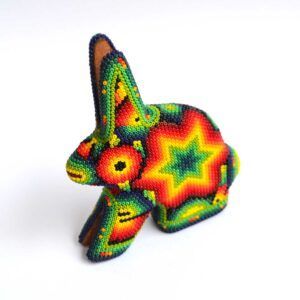 Lapin perlé Huichol – Symbole de fertilité et de renouveau