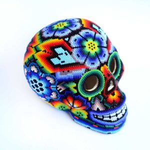 Crâne sacré huichol orné de perles – Symbole de la vision ancestrale