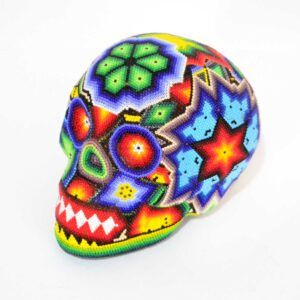 Crâne sacré huichol orné de perles – Symbole de la vision ancestrale