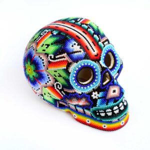 Crâne sacré huichol orné de perles – Symbole de la vision ancestrale