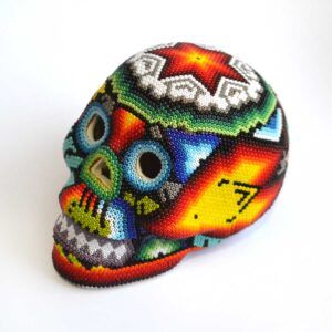 Crâne perlé Huichol, fabriqué à la main avec du chaquira, mêlant symbolisme ancestral, couleurs vibrantes et art spirituel.