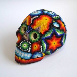 Crâne sacré huichol orné de perles – Symbole de la vision ancestrale