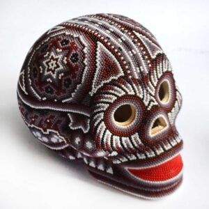 Crâne sacré huichol orné de perles – Symbole de la vision ancestrale