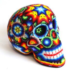 Crâne sacré huichol orné de perles – Symbole de la vision ancestrale
