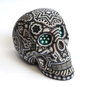 Crâne sacré huichol orné de perles – Symbole de la vision ancestrale