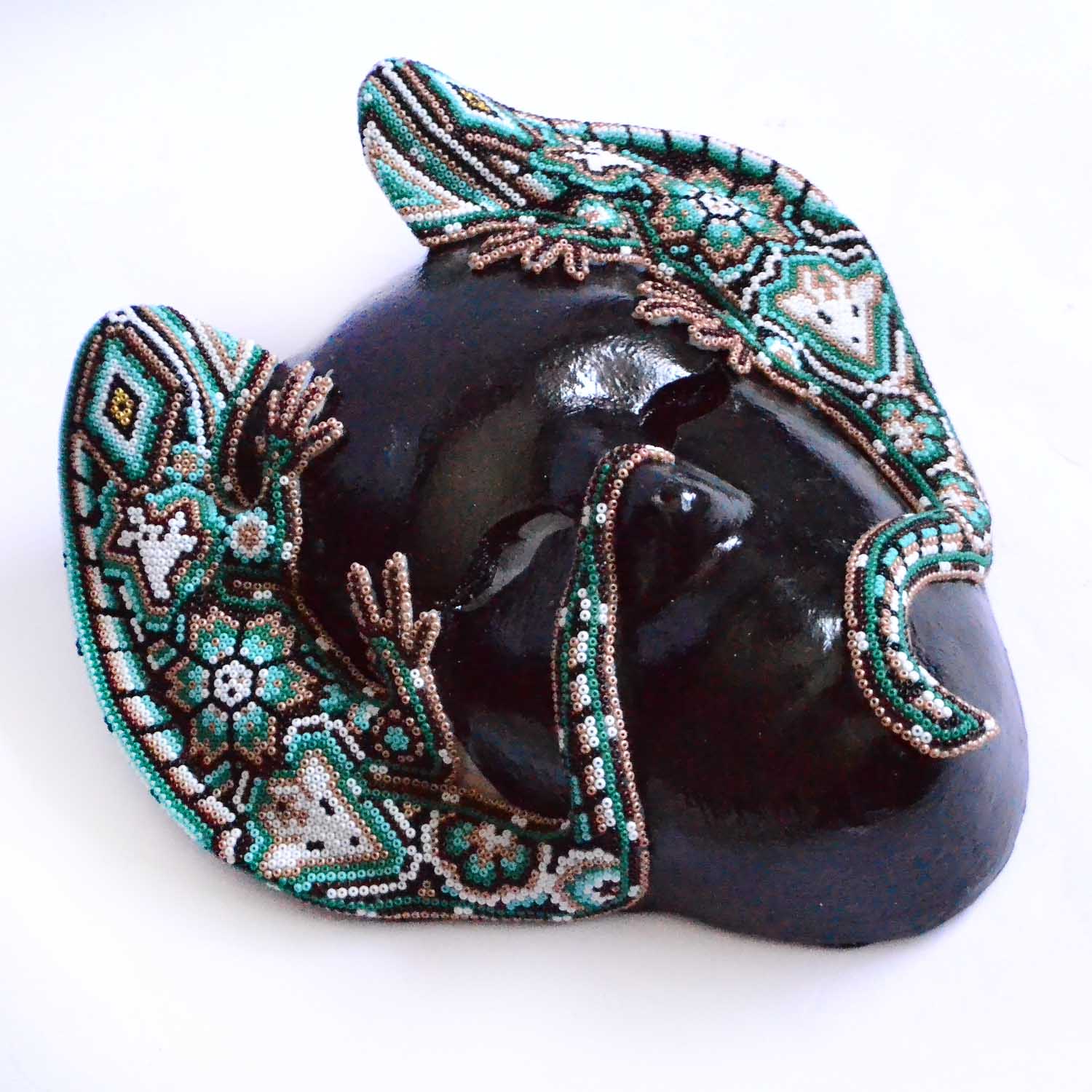 Masque à iguanes dans l'art huichol : tradition et symbolisme